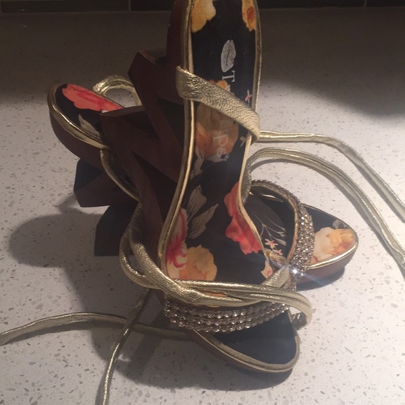 Gold Wedges - Picture 2 of 2